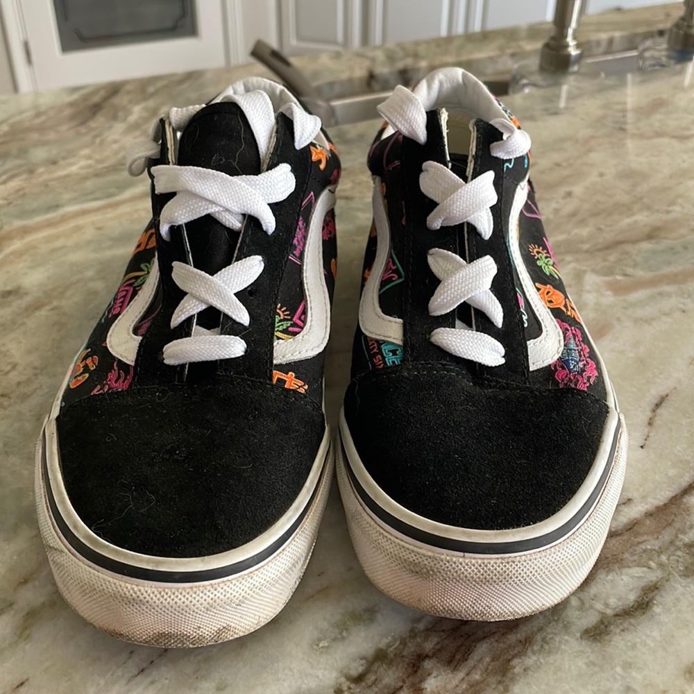 Vans shoes 7.5 men’s 9.0 women’s. Worn a few times and then outgrown!